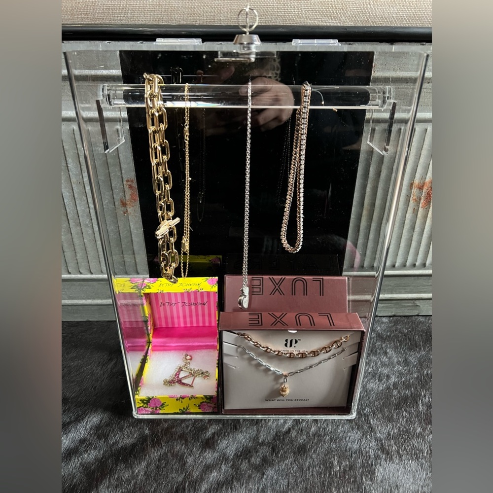 Acrylic necklace holder